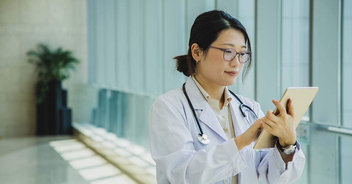 Doctor using tablet_HITN_Sponsored post_Getty-Kilito Chan