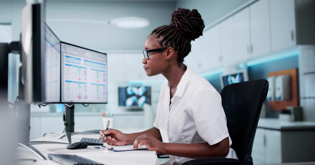 A clinical staff analysing data