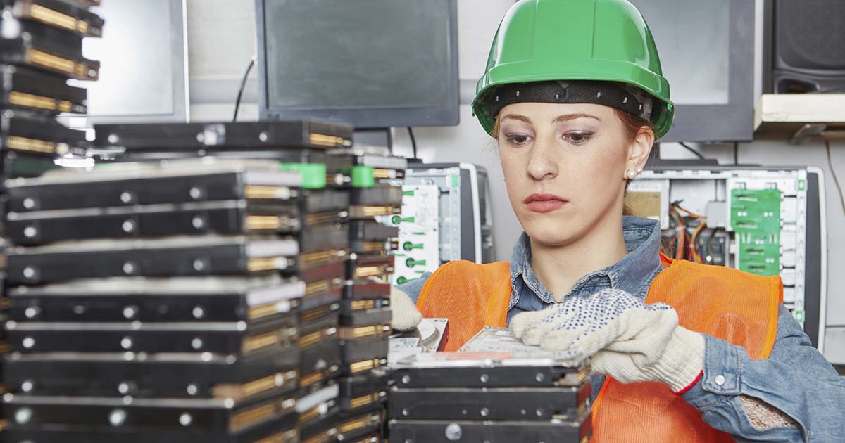 Computer recycling plant worker_Custom_Getty-Westend61