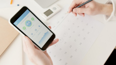 A person using a connected glucose device