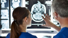 Readers evaluating an X-ray image