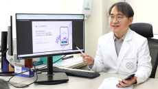 A doctor explaining to a patient about a digital cognitive therapeutic device