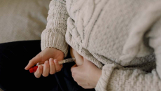 Person injecting themselves in the abdomen