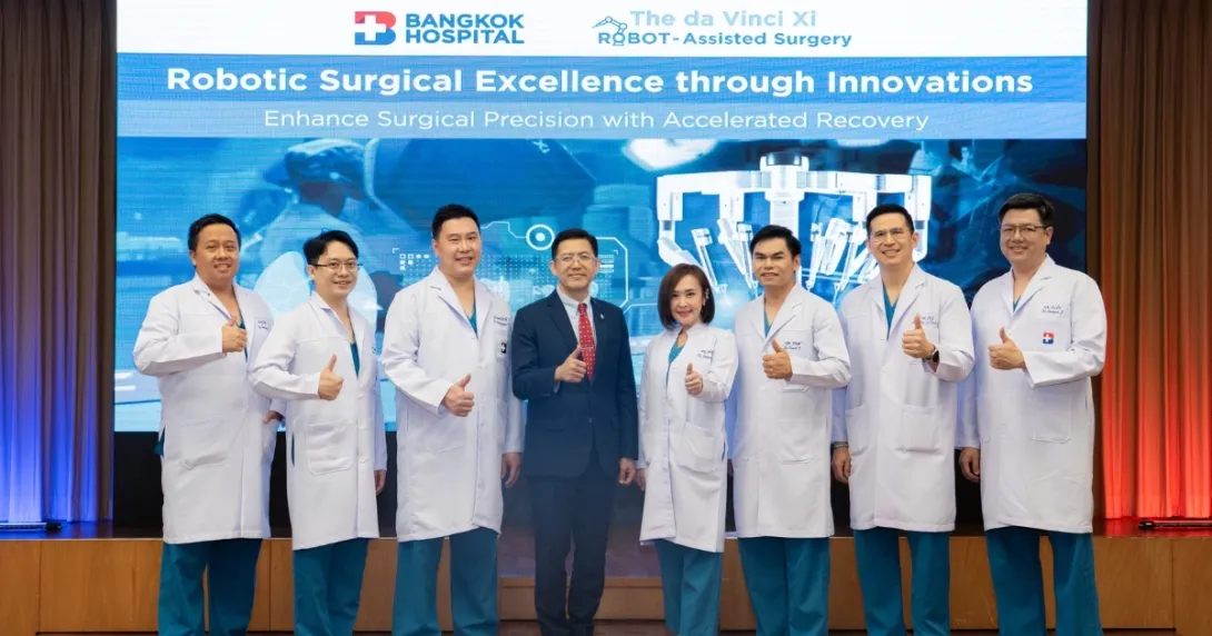 Medical team at Bangkok Hospital during their demonstration of the da Vinci Xi Surgical System