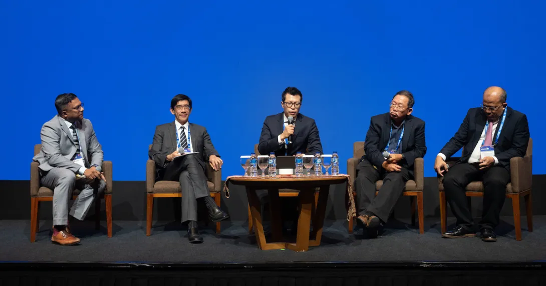 Dhesi Raja, Vice Chairman, HIMSS APAC; Professor Oscar Lee Vice Superintendent China Medical University Hospital, Taiwan; Dr Deok-Hyun Han Vice CMIO, Samsung Medical Center; A/Prof Low Cheng Ooi, Chief Technology Officer, Sheares Healthcare International Holdings; and Dr Mohammad Adib Khumaidi, President, Indonesian Medical Association