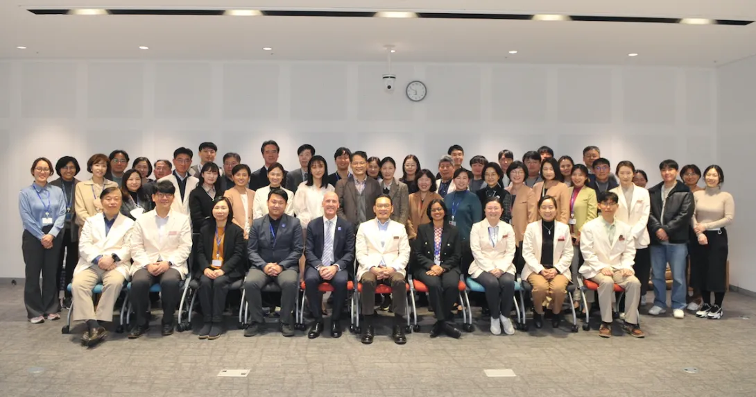 Samsung Medical Center team with HIMSS VP Analytics and Global Advisory Lead Andrew Pearce