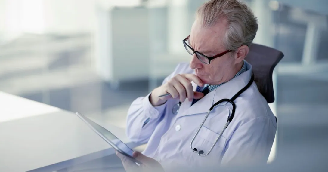 Independent physician consults patient notes