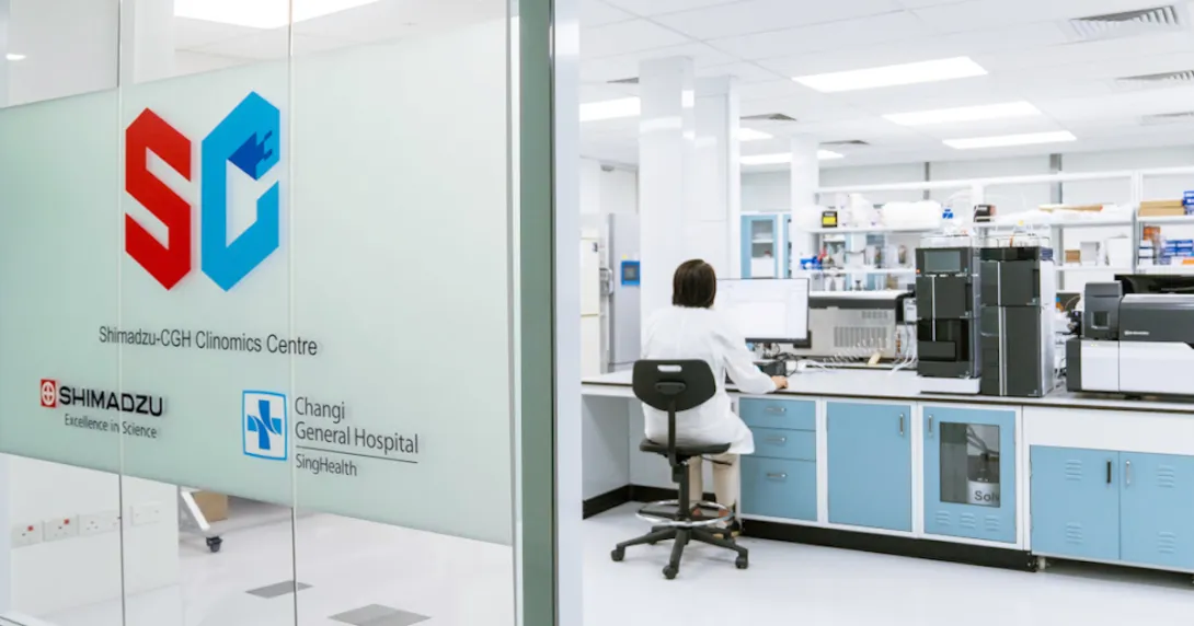 A pathologist analysing samples using a computer at the Shimadzu-CGH Clinomics Centre