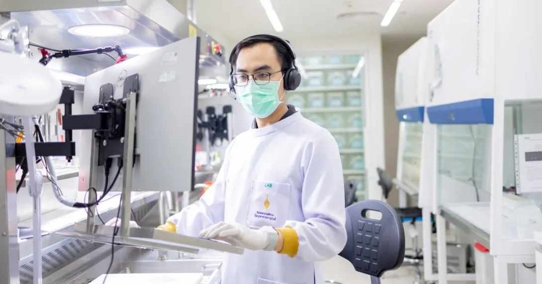 A hospital pathologist analysing images using an AI platform