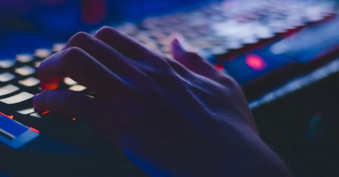 hand on keyboard