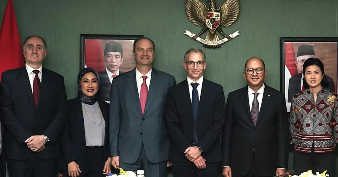 Siloam Hospitals and Philips representatives during a partnership signing